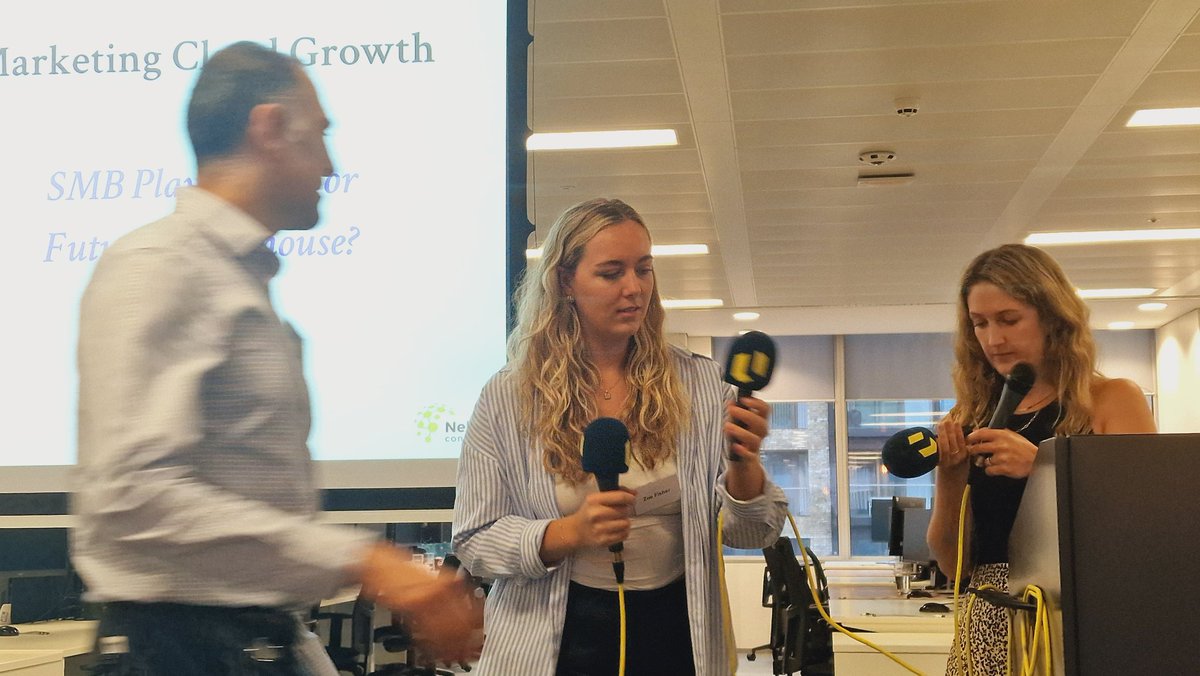 OnThePeiroll's tweet image. @sarahkllhr and Zoe Fisher from @we_are_nebula with a bit of mic issue ahead of their talk on Marketing Cloud Growth.

@salesforcesam to the rescue but it&apos;s @CRMTom92 who gets it to work at the end!

YAY! @LDNArcs #LDNArcs