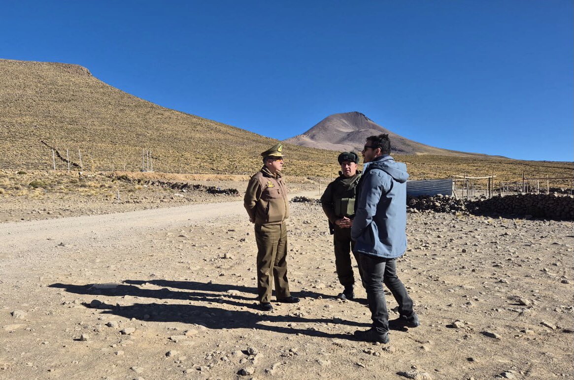 Delegado presidencial <a href="/dquinterosr/">Daniel Quinteros Rojas</a> y general Juan  Francisco González, en visita inspectiva al retén Cancosa para conocer en terreno el trabajo de  <a href="/CarabTarapaca/">Carabineros Región de Tarapacá</a>  en frontera y recoger las principales necesidades de mejoramiento.