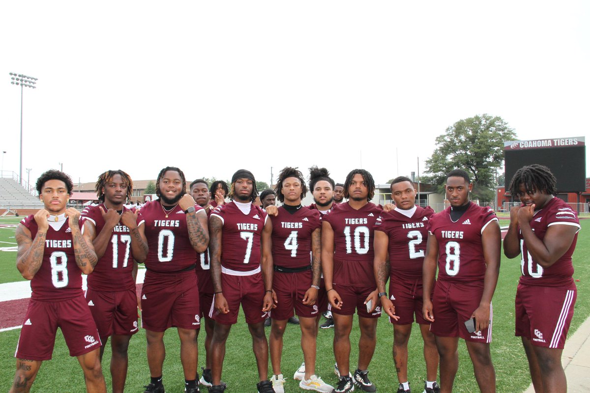 CoahomaSports's tweet photo. 📸: Behind the scenes of our Tigers Football Team Photoshoot🎬. We are 2️⃣ Weeks away from the Season Opener‼️ https://t.co/ndXNiFkuhT