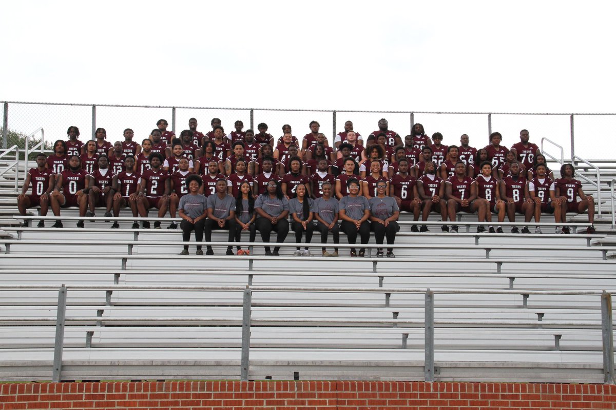 CoahomaSports's tweet photo. 📸: Behind the scenes of our Tigers Football Team Photoshoot🎬. We are 2️⃣ Weeks away from the Season Opener‼️ https://t.co/ndXNiFkuhT