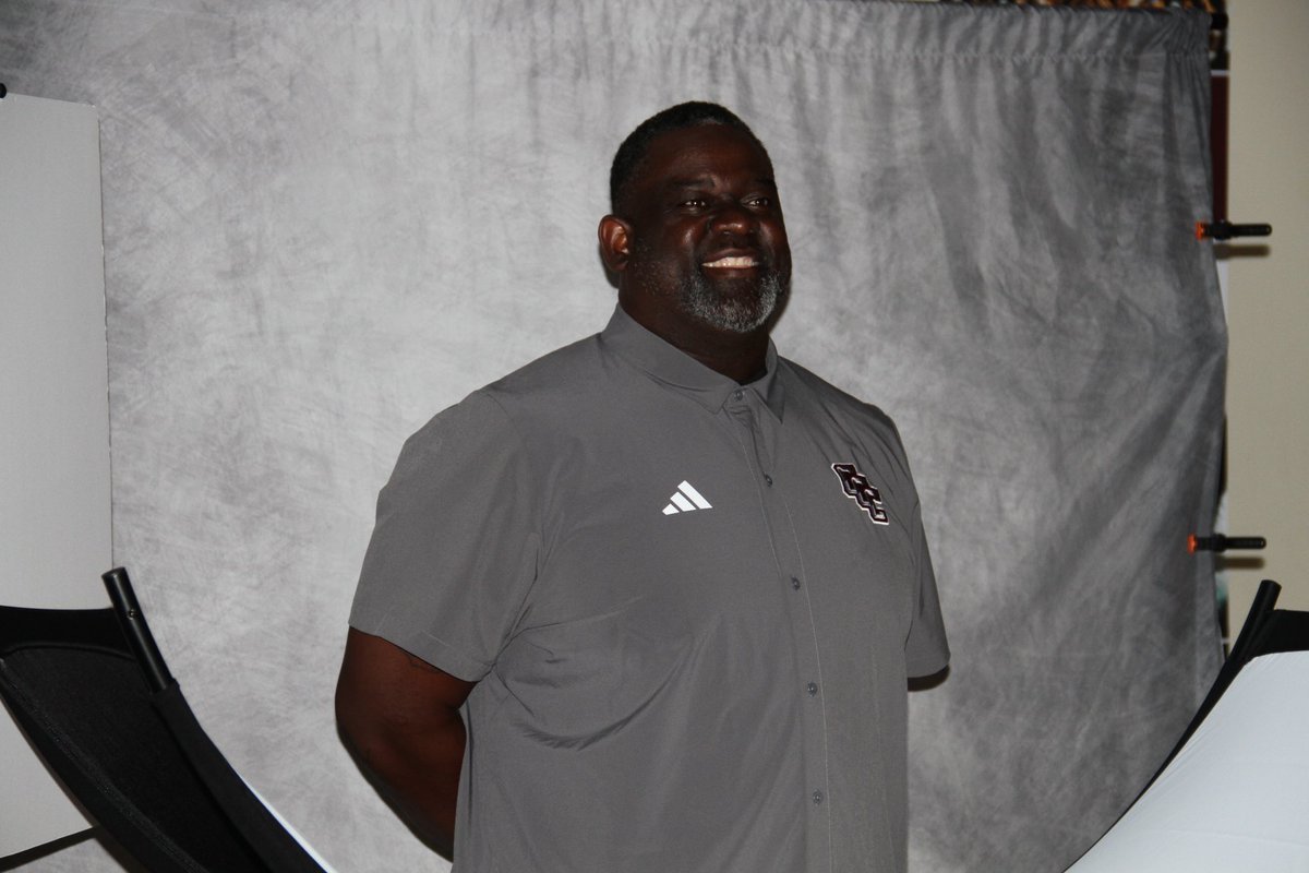 CoahomaSports's tweet photo. 📸: Behind the scenes of our Tigers Football Team Photoshoot🎬. We are 2️⃣ Weeks away from the Season Opener‼️ https://t.co/ndXNiFkuhT