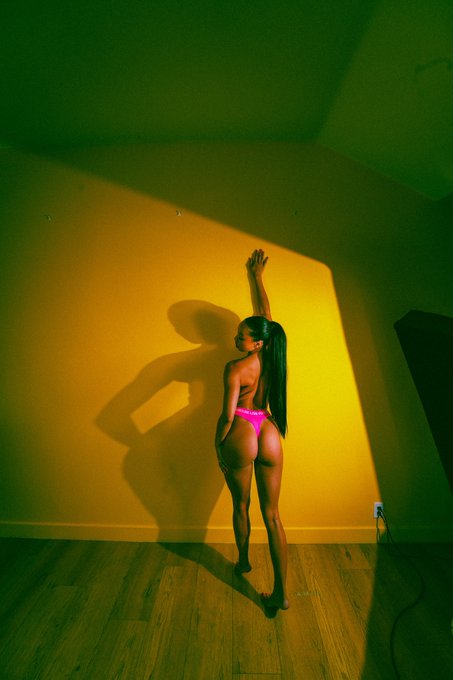 Can someone edit a bra line on me so i can post lol https://t.co/XDT9oHfFnS