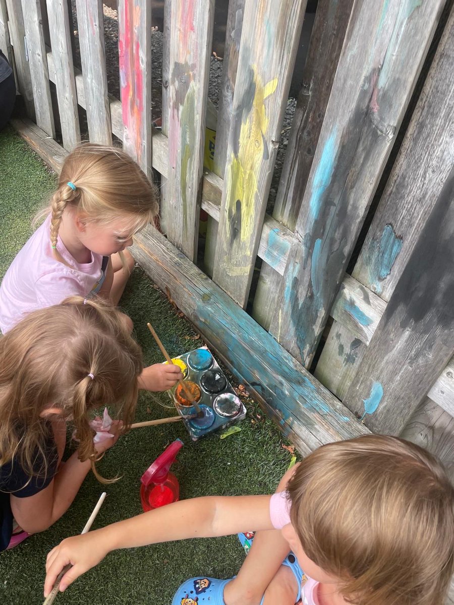 muppetschildren's tweet image. Embrace the wonders of outdoor creativity at Walnut Street Junior School! 🌳🎨
#OutdoorPainting #PreschoolArt #ColorfulLearning #WalnutStreetJuniorSchool #ChildhoodCreativity #VVCS #VictoriaVillage