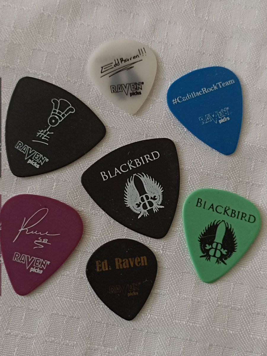 BlackBirdBand_'s tweet photo. Aprovechando que vamos a volver a tocar, nos encontramos una cajita con plumillas que utilizaron algunos de los integrantes del grupo a lo largo de los años en actividad.
#RavenPicks las fabricó hace algunos años. 👊🏾🫡🎶 https://t.co/WOCtICIOYF