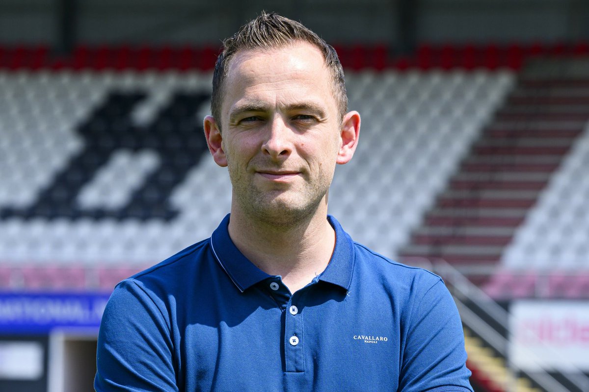 PodcastKodM's tweet photo. CHRISTIAAN & EDU - ZOMERCAFร 2024
Nog eens twee gasten voor volgende week! Wat zijn we er trots op!
Christiaan Hindriks - Nieuwbakken teammanager van FC Emmen.
Edu Nandlal - Niet alleen een oud-speler, maar ook de allereerste contractspeler die FC Emmen ooit gehad heeft. https://t.co/vutsJJ31kF