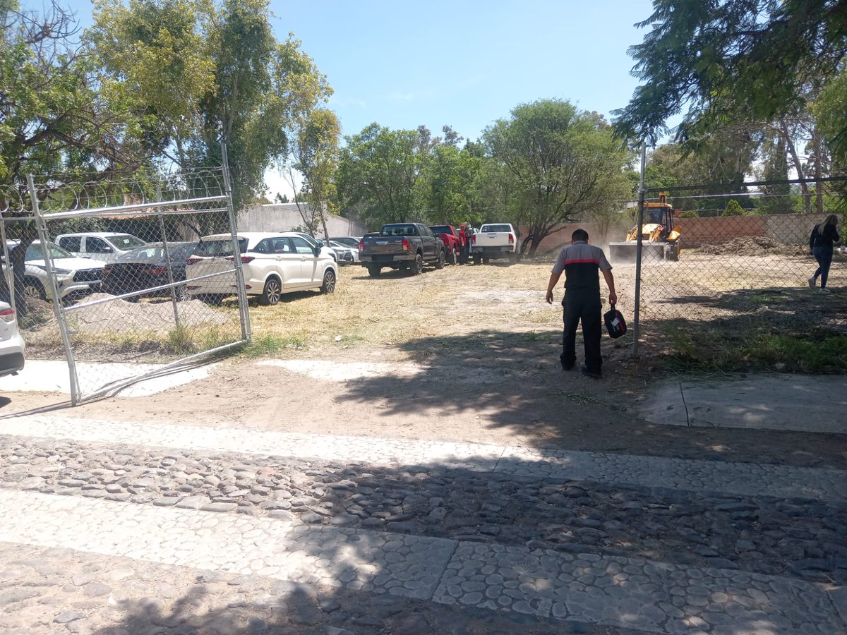 CecomJurica's tweet photo. @qromunicipio
@SSPMQueretaro
@POESQro
Solicitando su apoyo, Les compartimos que están ingresando estos vehículos al predio ubicado en Pinos esquina Ciruelos - es una zona totalmente unifamiliar y *NO comercial, En Jurica Campestre.
@vivirjurica1 https://t.co/uY8qAu89pR