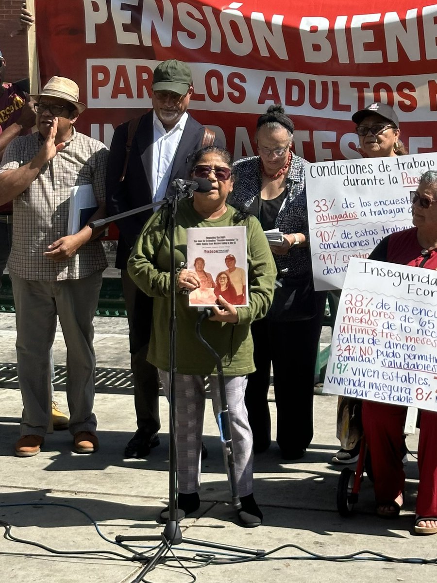 #Happeningnow at the Mexican Consulate in L.A. in response to President Andrés Manuel López Obrador’s announcement to expand the Bienestar Pension to include Mexican retirees living in the United States. We applaud this initiative and we will ensure to see it implemented. 🧵