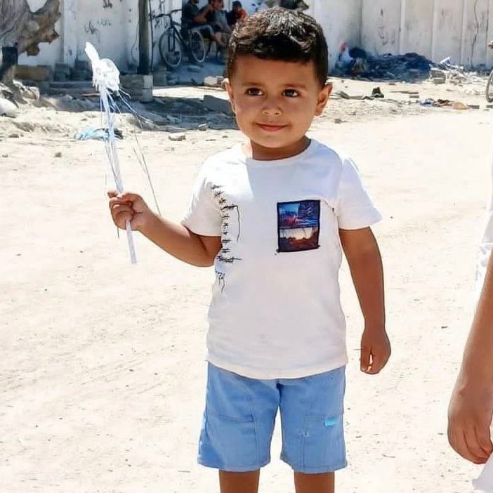 BekirTiryakii's tweet image. Bu çocuğun ismi Muhammed Alayva.

İsrailin yaptığı hava saldırılarında bacakları yerde, cesedi ise bir ağaç dalına asılı halde bulundu.