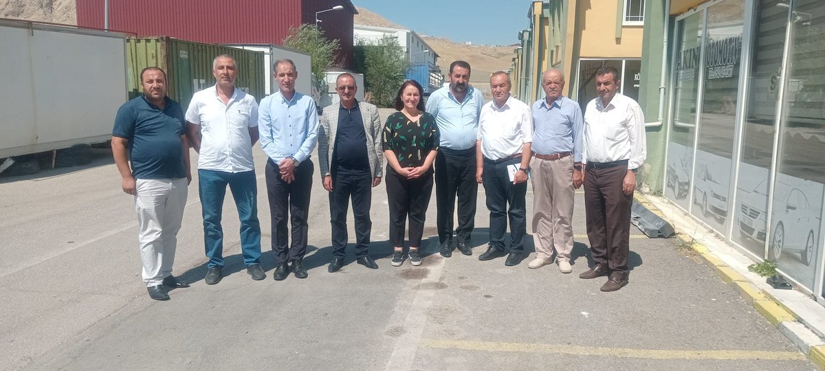 DEMPartiWan's tweet photo. #1EylülDünyaBarışGünü mitingini Van'da tüm emekçilerle birlikte günün anlamına uygun 1deklerasyon ve güçlü 1mitingle gerçekleştirmek amacıyla kurum ve STK ziyaretleri gerçekleştiriyoruz. Bu bağlamda #Galericiler ve #Hurdacılar esnafını ziyaret ettik. https://t.co/blwZNBnyqi