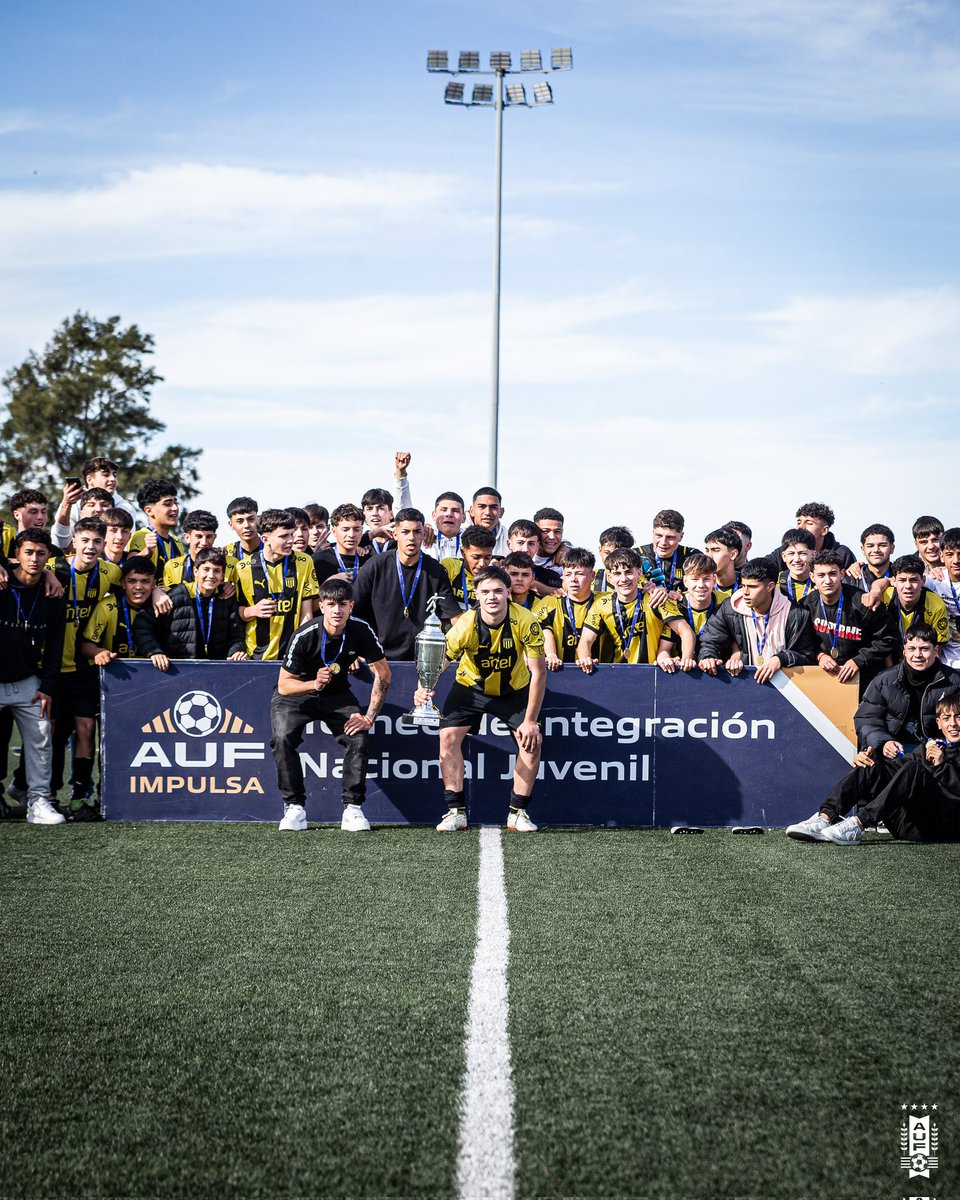 AUFimpulsa's tweet photo. 🏆 Tᴏᴅᴏ ᴇs ᴀʟᴇɢʀɪ́ᴀ 

Trofeo al cielo y el festejo de @FormativasCAP.

¡Felicitaciones!

#SomosElDesarrollo https://t.co/4AmZ4qSVkY