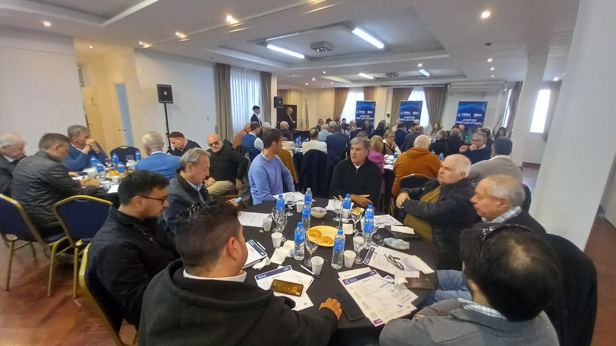 Reunión de Directorio de FEBA.
El presidente de la entidad, Camilo A. Kahale encabeza el encuentro junto a la comisión directiva, con más de 80 dirigentes.