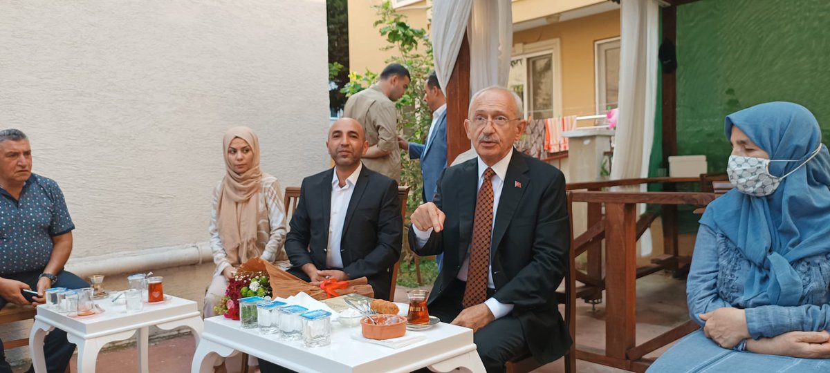Sn. <a href="/kilicdarogluk/">Kemal Kılıçdaroğlu</a> ‘nu evime davet ettiğimde “kimsin,nesin,necisin” demedi. Evimi şereflendirdi. <a href="/fatihaltayli/">Fatih Altayli 🔴🇹🇷</a>  yanlış sularda yüzüyorsun. Halkın adamı Kılıçdaroğlu…