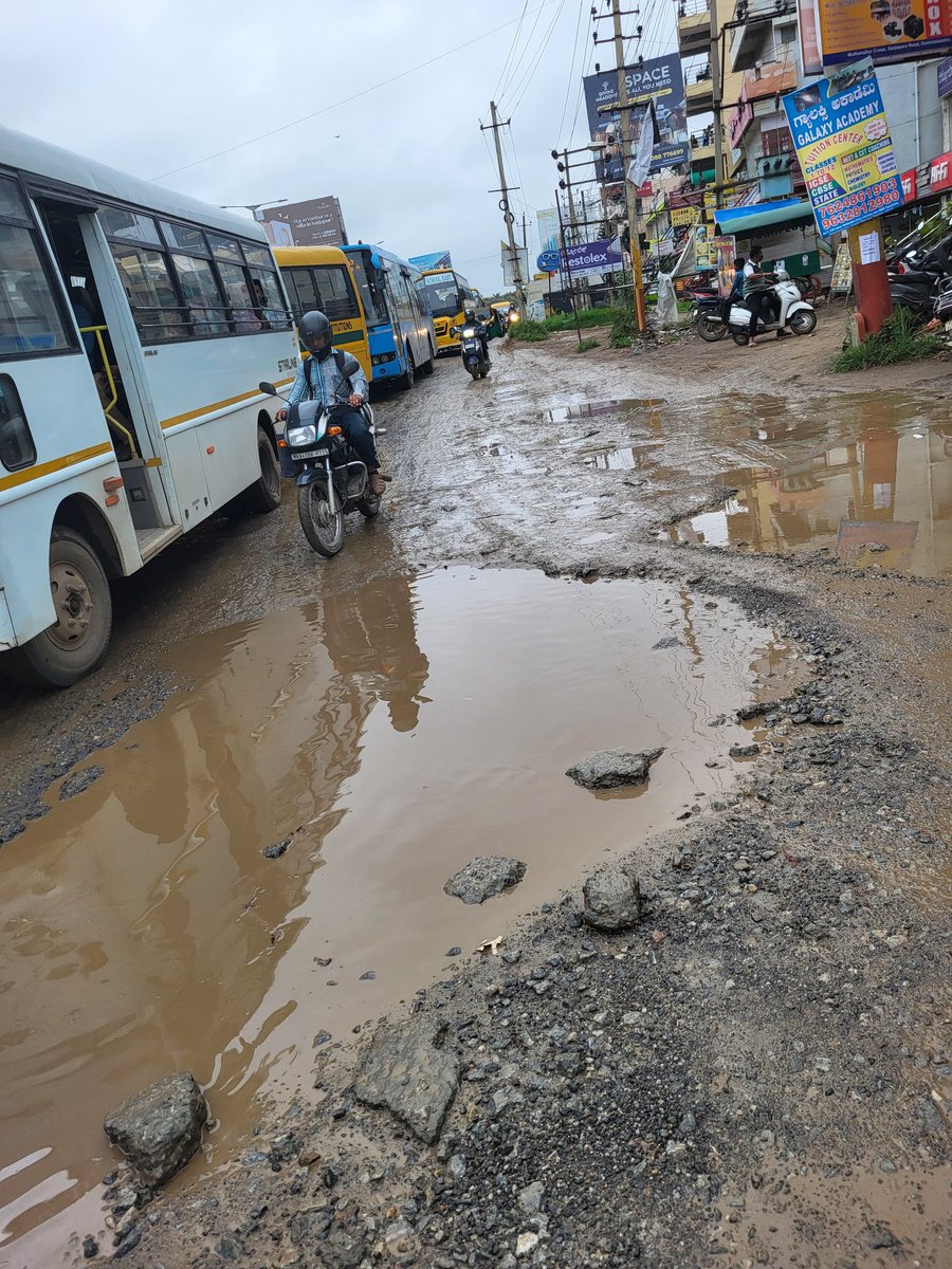 ashruti28's tweet photo. Bangalore, I love you for everything—except for these roads.
#Bangalore @Bbmpcares #bengalururains #Bengaluru @BangaloreMirror https://t.co/TdptSwuOYA