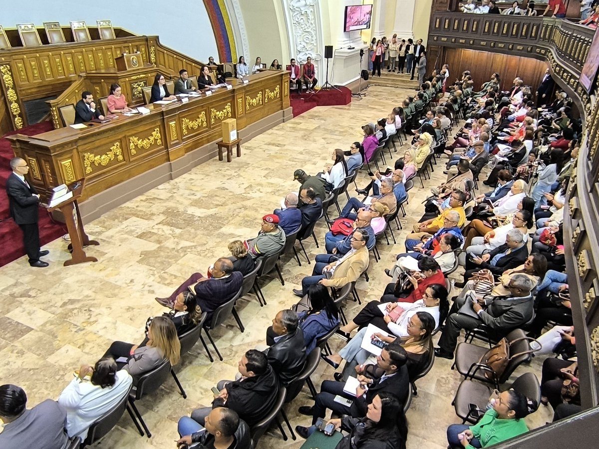 pinfantea's tweet photo. Inicia la Consulta Pública, para la recolección de las propuestas para el Proyecto de Ley Contra el Fascismo, Neofascismo y Expresiones similares.

Con la presencia de diputados y diputadas, organismos de seguridad policial y militar, representantes de Poderes Públicos, estudiantes universitarios y de educación básica, representantes del Poder Popular, entre otros.

El fascismo en sí, es la clara violación de todo derecho humano, desde la Asamblea Nacional nos sumamos al debate de este Proyecto de Ley que consta de 4 capítulos y 30 artículos, para no hacer impune, ni permitir este tipo de expresión en nuestro país.

¡Por la defensa de la paz, la democracia y la humanidad! 🇻🇪