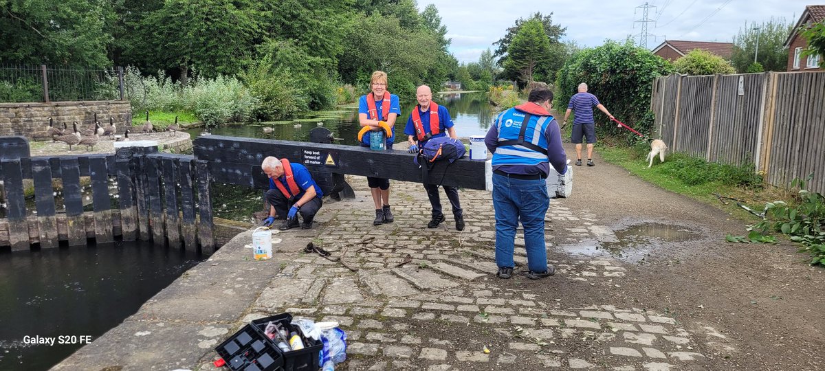 PeterBeswick CRT (@peterbeswickcrt) on Twitter photo Absolutely brilliant turn out today for our Chadderton Taskforce from painting lock vegetation control litter picking and greasing well done to all involved π Absolutely brilliant turn out today for our Chadderton Taskforce from painting lock vegetation control litter picking and greasing well done to all involved π