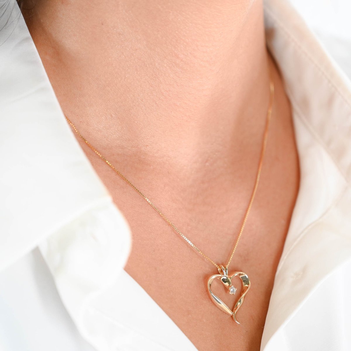 777Jewelry's tweet photo. ❤️✨ Stunning heart pendant necklace! Featuring a sparkling 0.10 carat diamond at its center
💎 Details:
Price: $629.99
Weight: 4.7g
Length: 20"
Closure: Spring Ring Closure
Pendant Length: 1"
#HeartNecklace  #JewelryLovers #LuxuryJewelry #FashionJewelry #777Jewelry https://t.co/xiY2Mjhe37