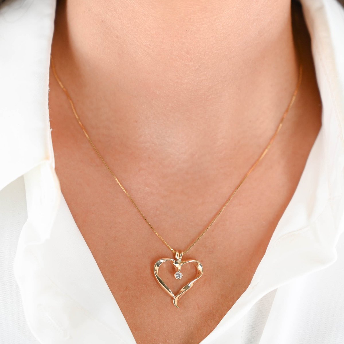777Jewelry's tweet photo. ❤️✨ Stunning heart pendant necklace! Featuring a sparkling 0.10 carat diamond at its center
💎 Details:
Price: $629.99
Weight: 4.7g
Length: 20"
Closure: Spring Ring Closure
Pendant Length: 1"
#HeartNecklace  #JewelryLovers #LuxuryJewelry #FashionJewelry #777Jewelry https://t.co/xiY2Mjhe37