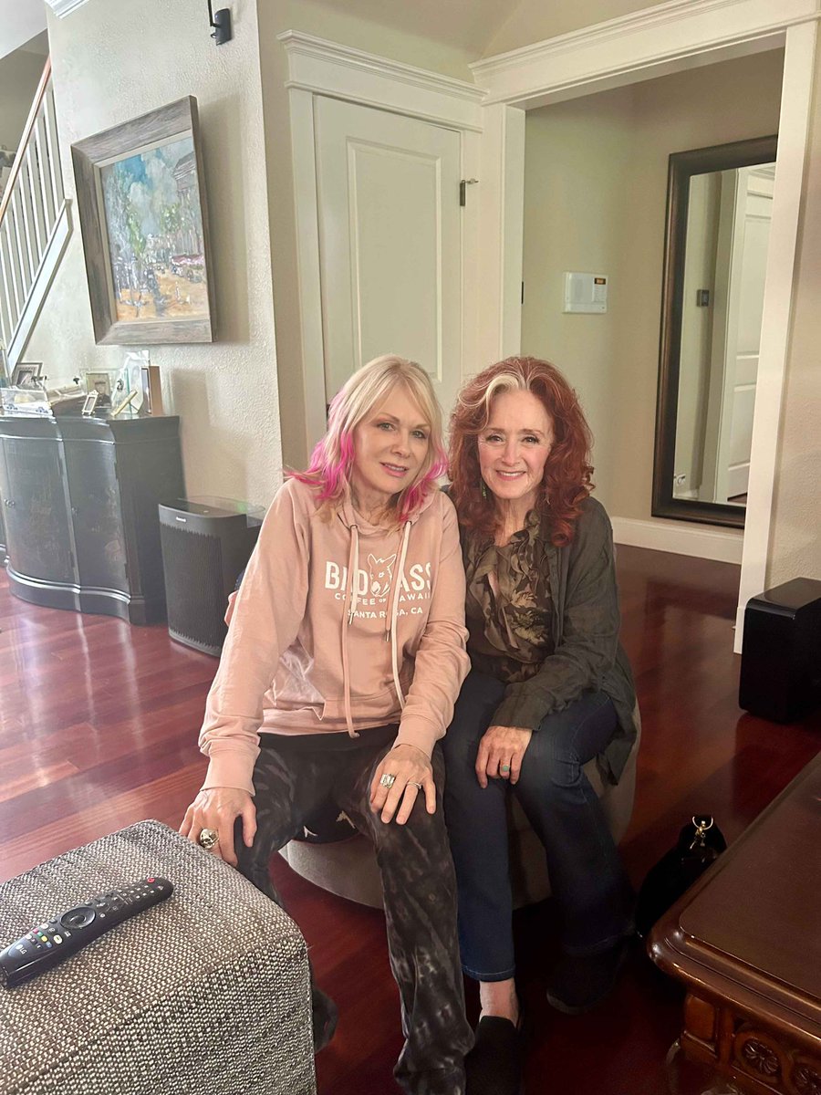 TheBonnieRaitt's tweet photo. So great to get to hang with @NancyWilson at her lovely home, where we were interviewed for a film about @OfficialCropper, one of the greatest guitarists, songwriters and producers of all time. I feel so lucky to call him a friend. https://t.co/V6EsqtHn7k