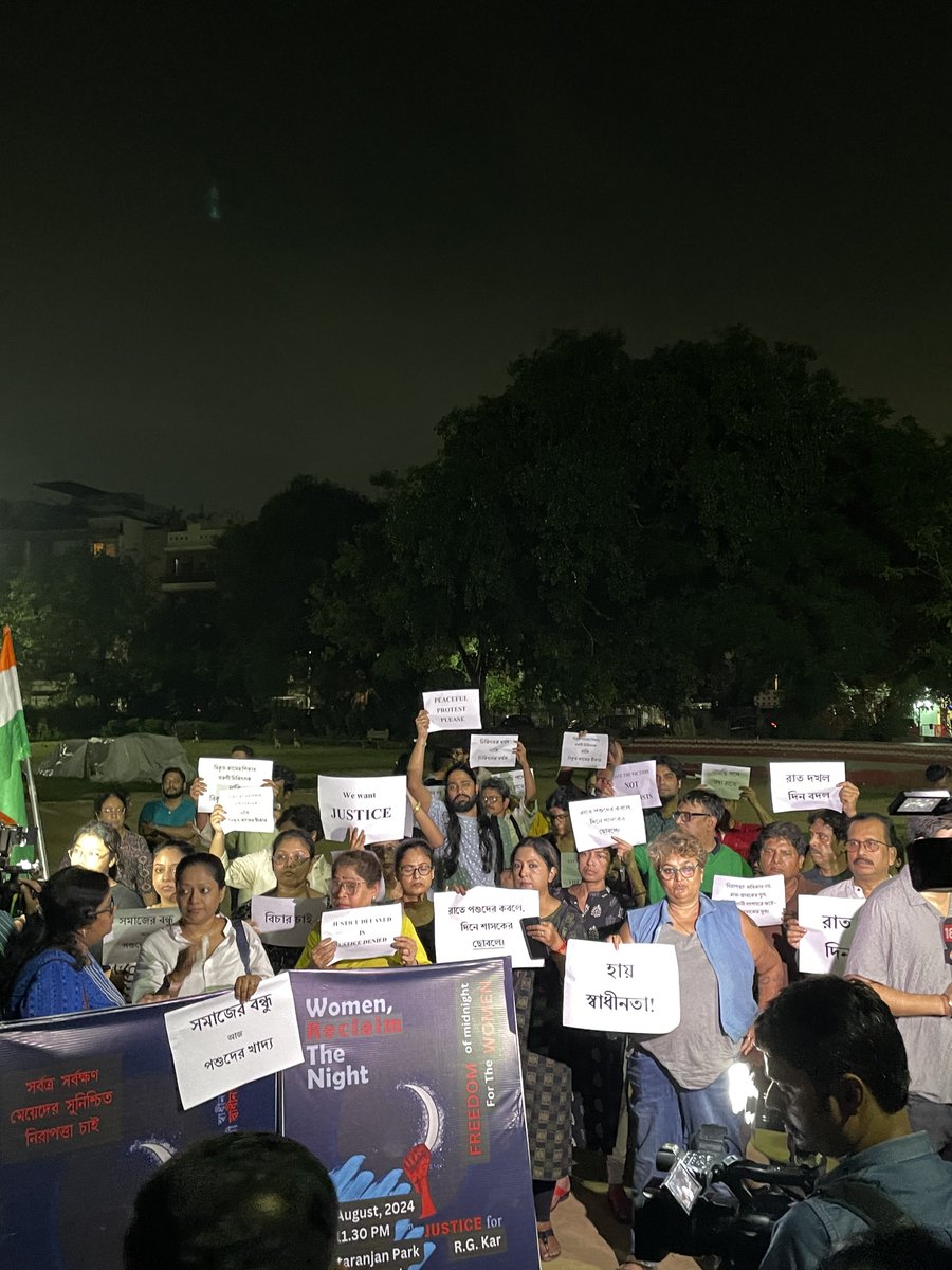 ParomaMukherjee's tweet photo. Strong, solid turnout in CR Park, full of young and older people, demanding women’s safety on the eve of India’s Independence Day. #RGKarMedicalcollege #Kolkata #womensafety #protest #Delhi #CRPark #IndependenceDayIndia https://t.co/ZnSTEMrzYz
