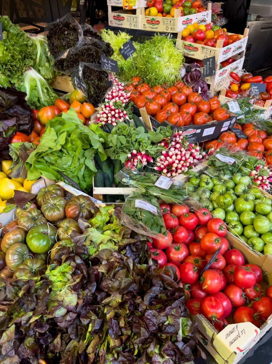 On my way home from work today, I bought some fruit and fresh vegetables🍓🫐🍅🥬