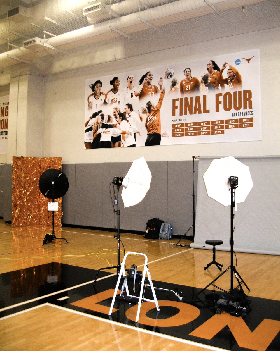 Texas Volleyball (@texasvolleyball) on Twitter photo handed the digital camera off to <a href="/WhitLauenstein/">Whitney Lauenstein</a> for the BTS of the BTS 🤘📸
#HookEm handed the digital camera off to <a href="/WhitLauenstein/">Whitney Lauenstein</a> for the BTS of the BTS 🤘📸
#HookEm