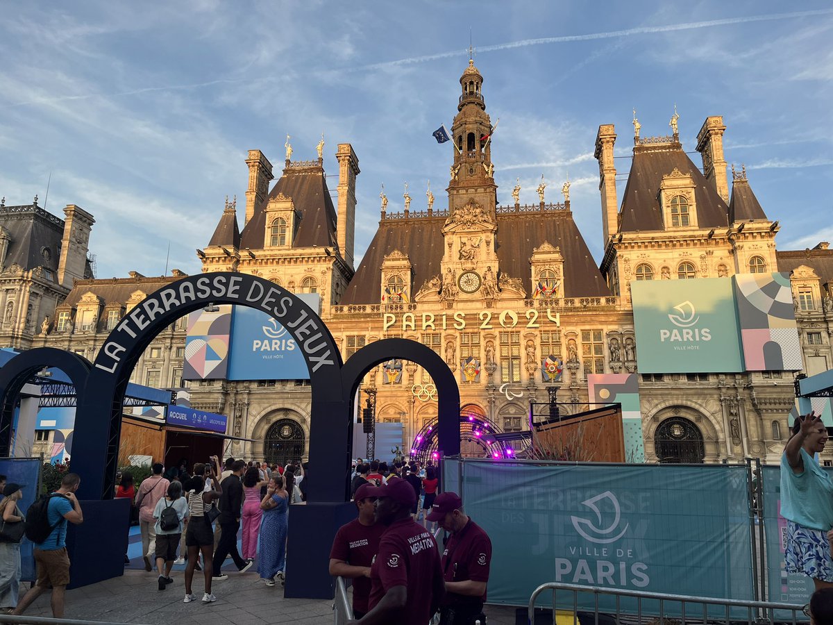 DaveJephson's tweet photo. Spent the last week having a fantastic time at #Paris2024 so here’s the obligatory photo dump thread.

Day 1: arrived in time to see the fan zone at Hotel de Ville, and then off to see the cauldron in front of a fantastic sunset before launch into the night sky https://t.co/YTpUenOTrT