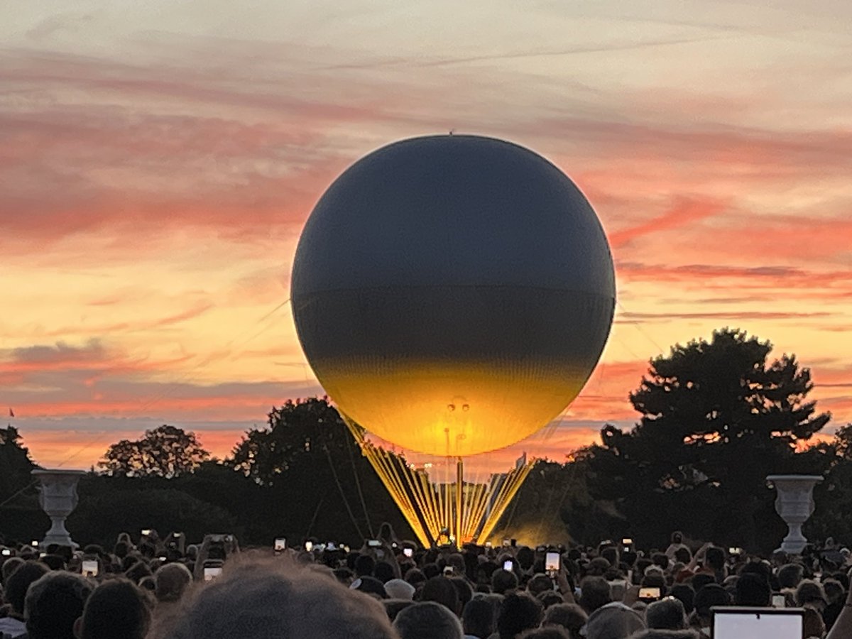 DaveJephson's tweet photo. Spent the last week having a fantastic time at #Paris2024 so here’s the obligatory photo dump thread.

Day 1: arrived in time to see the fan zone at Hotel de Ville, and then off to see the cauldron in front of a fantastic sunset before launch into the night sky https://t.co/YTpUenOTrT