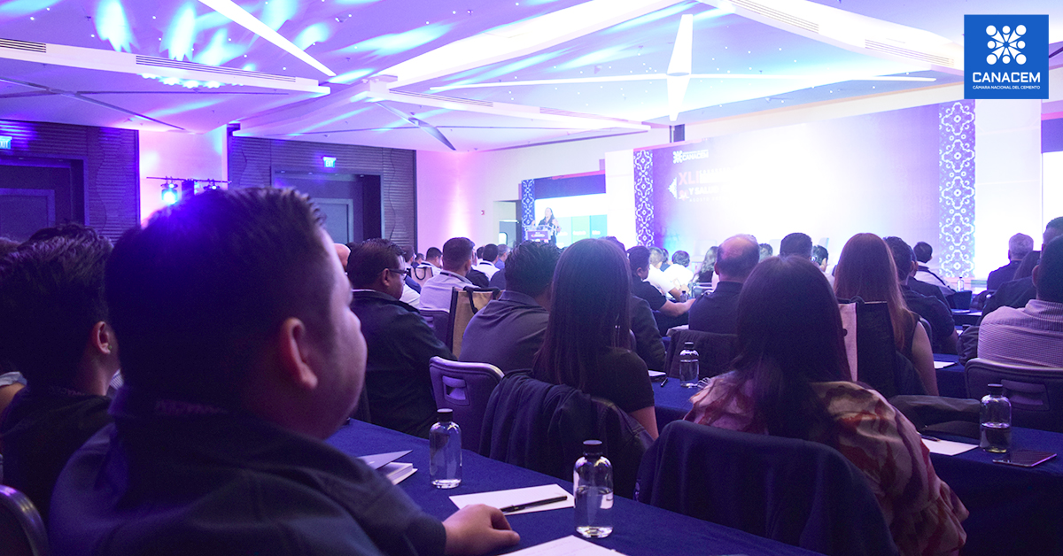 Canacem_Mx's tweet photo. Estos son los momentos clave de las ponencias que los expertos de dos de nuestras afiliadas hicieron sobre las #MejoresPrácticas del sector en materia de #Seguridad y #SaludOcupacional.
#XLICongreso #OrgulloCANACEM #CongresoCANACEM https://t.co/Km4PJjoBHF