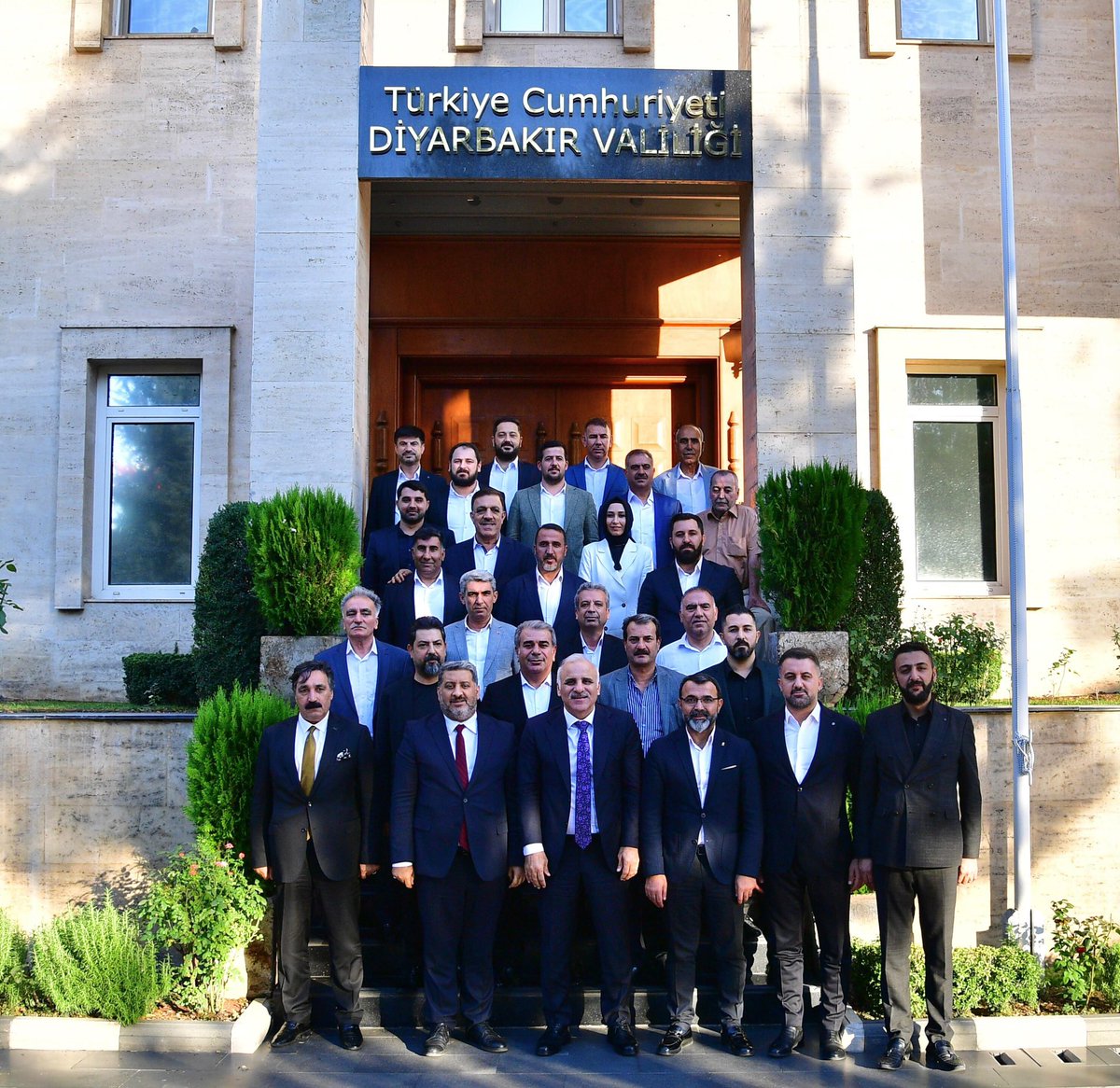 akpartihani's tweet photo. İl Başkanımız @RasitOcak ,İlçe Başkanımız @sevketucak_ , İl Başkan Yardımcılarımız ve İlçe Başkanlarımız eşliğinde;

Diyarbakır Valimiz Sn. Murat Zorluoğlu’nu makamında ziyaret ederek, hayırlı olsun ziyaretinde bulundular.

Valimizin misafir perverliğinden dolayı teşekkür ederiz. https://t.co/0kPrM7ndRX