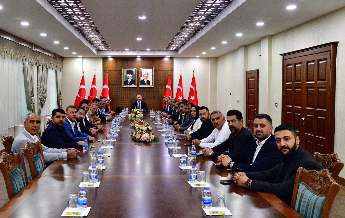 akpartihani's tweet photo. İl Başkanımız @RasitOcak ,İlçe Başkanımız @sevketucak_ , İl Başkan Yardımcılarımız ve İlçe Başkanlarımız eşliğinde;

Diyarbakır Valimiz Sn. Murat Zorluoğlu’nu makamında ziyaret ederek, hayırlı olsun ziyaretinde bulundular.

Valimizin misafir perverliğinden dolayı teşekkür ederiz. https://t.co/0kPrM7ndRX
