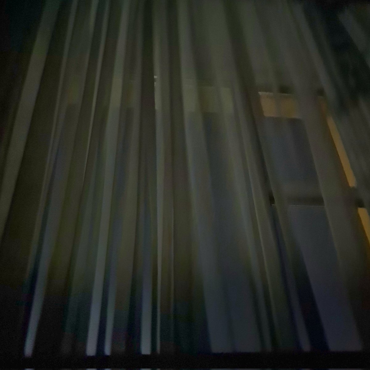 Сүүлийн үед толгой тавив уу үгүй юу нүд анилдаад, өглөө сэртэл нам унтаж байсан юм сан. Чимээнээр сэрчихсэн чинь унтдаггүй дээ.