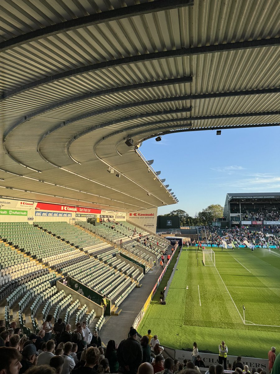 the_pieface's tweet photo. Nice night for it. Fair play to the 50 odd TOP Cheltenham fans. https://t.co/r9qv8LEdB0