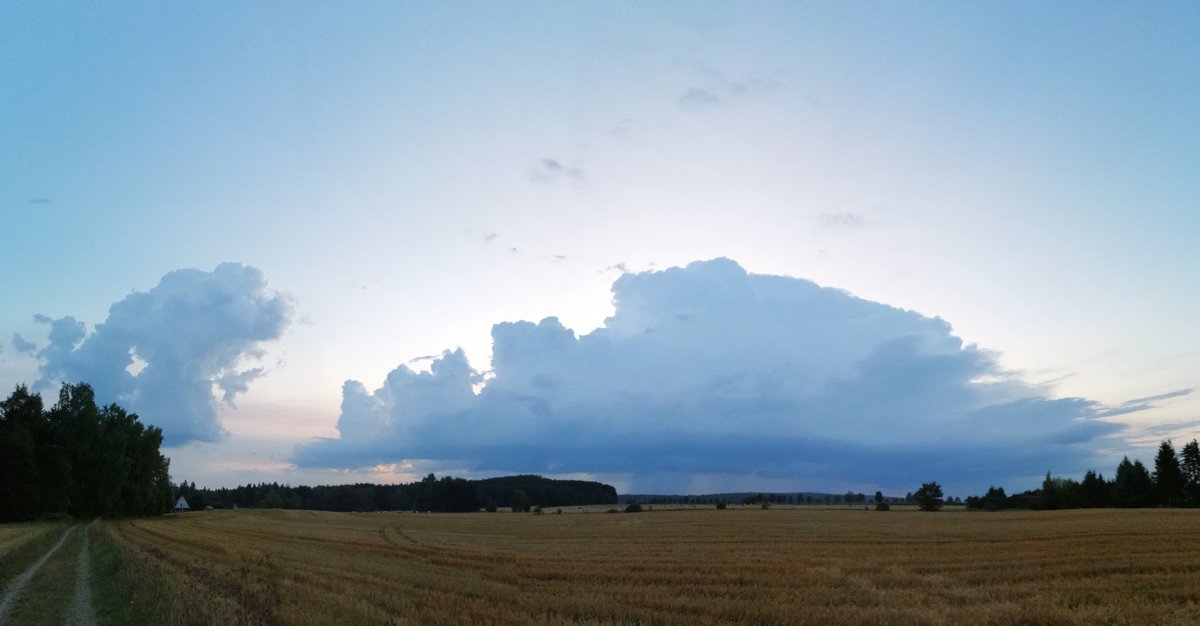 Freistehende Gewitter mit perfekter Cumulus Treppe. Gewitter Zyklus par excellence.
Beobachtet aus Schneeberg