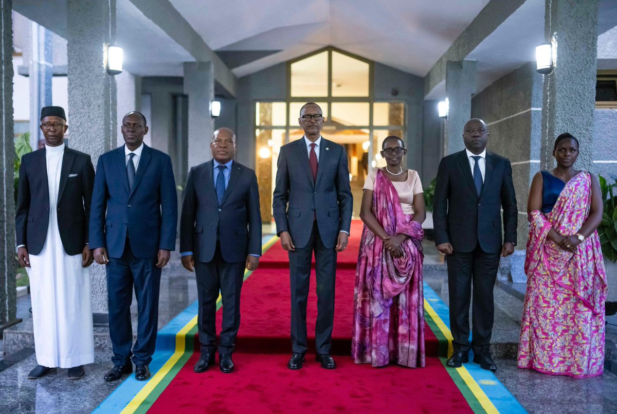 UrugwiroVillage's tweet photo. “Serving Rwandans is the most important thing and should be our first and foremost responsibility.” President Kagame | Swearing-in of Prime Minister and New Members of Parliament. https://t.co/8vGF0ImpFn
