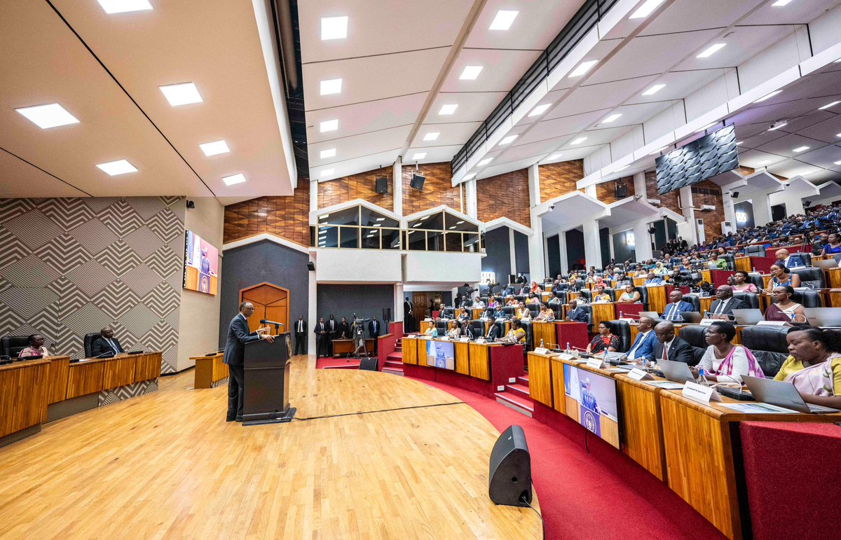 UrugwiroVillage's tweet photo. “Serving Rwandans is the most important thing and should be our first and foremost responsibility.” President Kagame | Swearing-in of Prime Minister and New Members of Parliament. https://t.co/8vGF0ImpFn