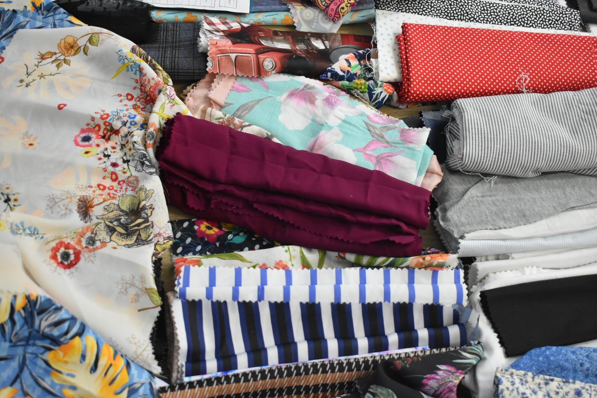 SubLGBTI's tweet image. 🌿 Mujeres trans indígenas del Amazonas están creando moda funcional con ropa reciclada en el Taller Hilos de Inclusión. Utilizan 20 kilos de prendas rescatadas para darles nueva vida y promover la sostenibilidad. #ModaConSentido