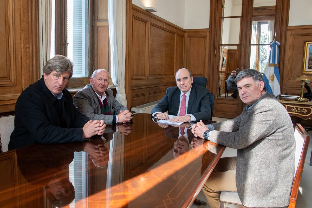 Junto con el presidente de Confederaciones Rurales Argentinas, <a href="/CastagnaniCH/">Carlos Castagnani</a>, y los directivos <a href="/JoseIColombatto/">José Ignacio Colombatto</a> y Miguel Matías de Velazco Ledesma, dialogamos sobre la situación del sector agropecuario. 

Reafirmamos nuestro compromiso con el desarrollo del agro, y con el trabajo