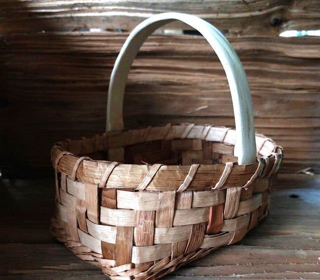 We have a wonderful Autumn workshop coming up on which you will learn how to make these beautiful baskets. Imagine using this gorgeous basket to collect apples and hedgerow produce to make a delicious chutney! 
Follow this link to book: buff.ly/3VYwezf 
#basketry