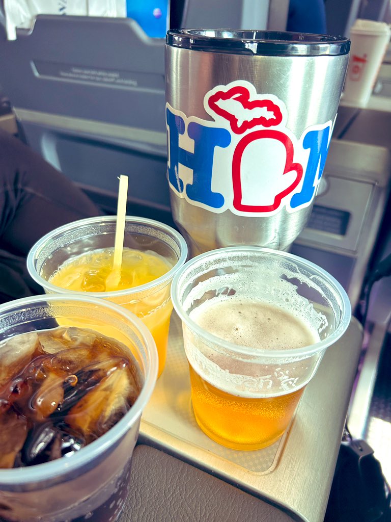 chiyclist's tweet photo. Marry you someone that makes first class money. Giddy up, Nashville! ✌🏽 https://t.co/CANKWeipln