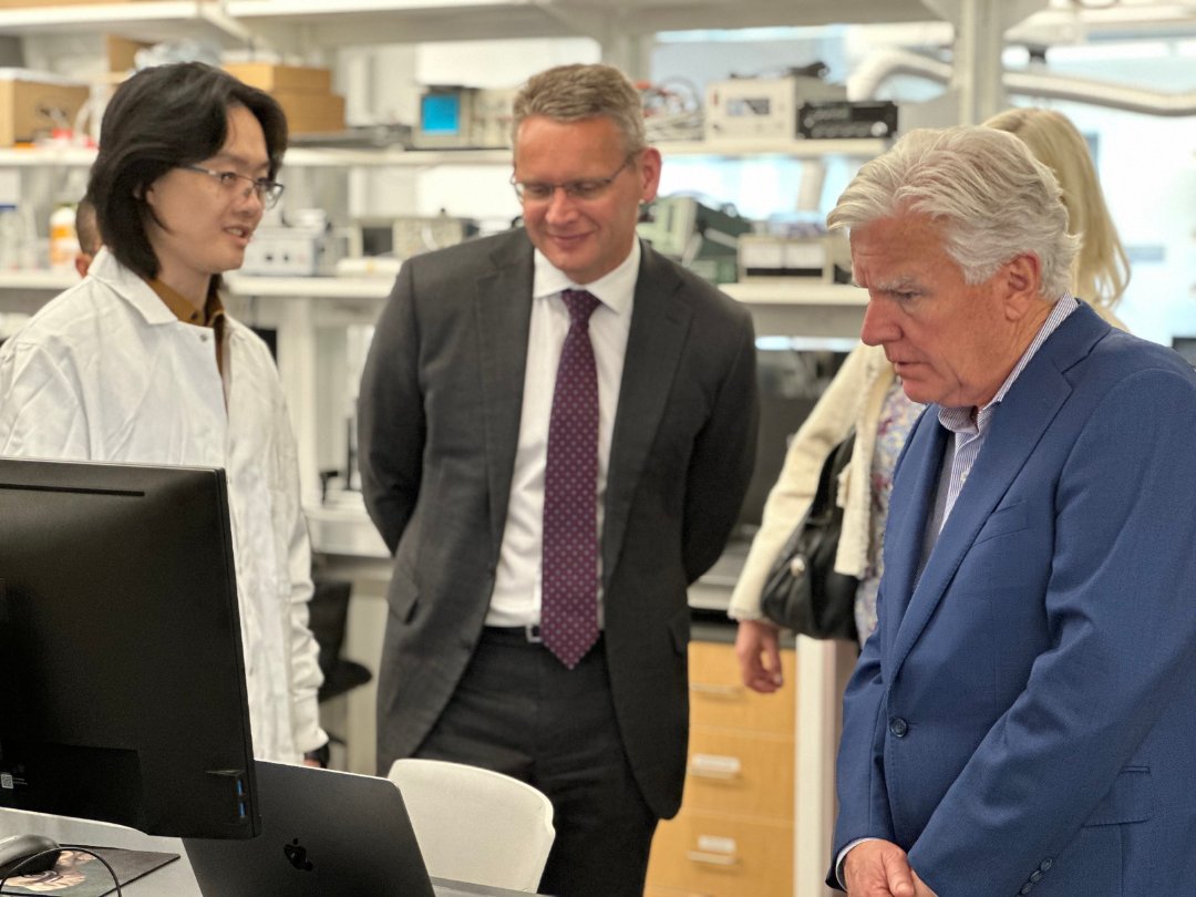 SustainableUML's tweet image. .@UMassLowell hosted @MassLtGov, @nationalgrid&apos;s CEO John Pettigrew &amp;amp; NE Pres. Lisa Wieland, and @UMass President @MartyMeehan. They enjoyed a locally sourced lunch while discussing our partnerships. They also toured UML&apos;s #energy labs, showcasing cutting-edge energy #research.