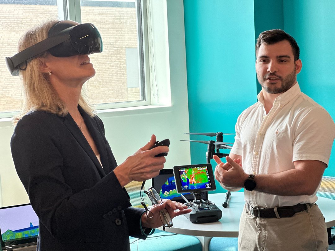 SustainableUML's tweet image. .@UMassLowell hosted @MassLtGov, @nationalgrid&apos;s CEO John Pettigrew &amp;amp; NE Pres. Lisa Wieland, and @UMass President @MartyMeehan. They enjoyed a locally sourced lunch while discussing our partnerships. They also toured UML&apos;s #energy labs, showcasing cutting-edge energy #research.