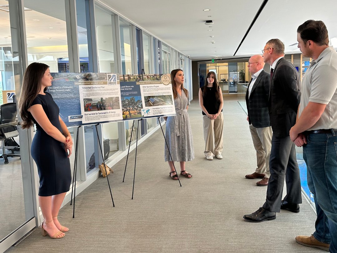 SustainableUML's tweet image. .@UMassLowell hosted @MassLtGov, @nationalgrid&apos;s CEO John Pettigrew &amp;amp; NE Pres. Lisa Wieland, and @UMass President @MartyMeehan. They enjoyed a locally sourced lunch while discussing our partnerships. They also toured UML&apos;s #energy labs, showcasing cutting-edge energy #research.