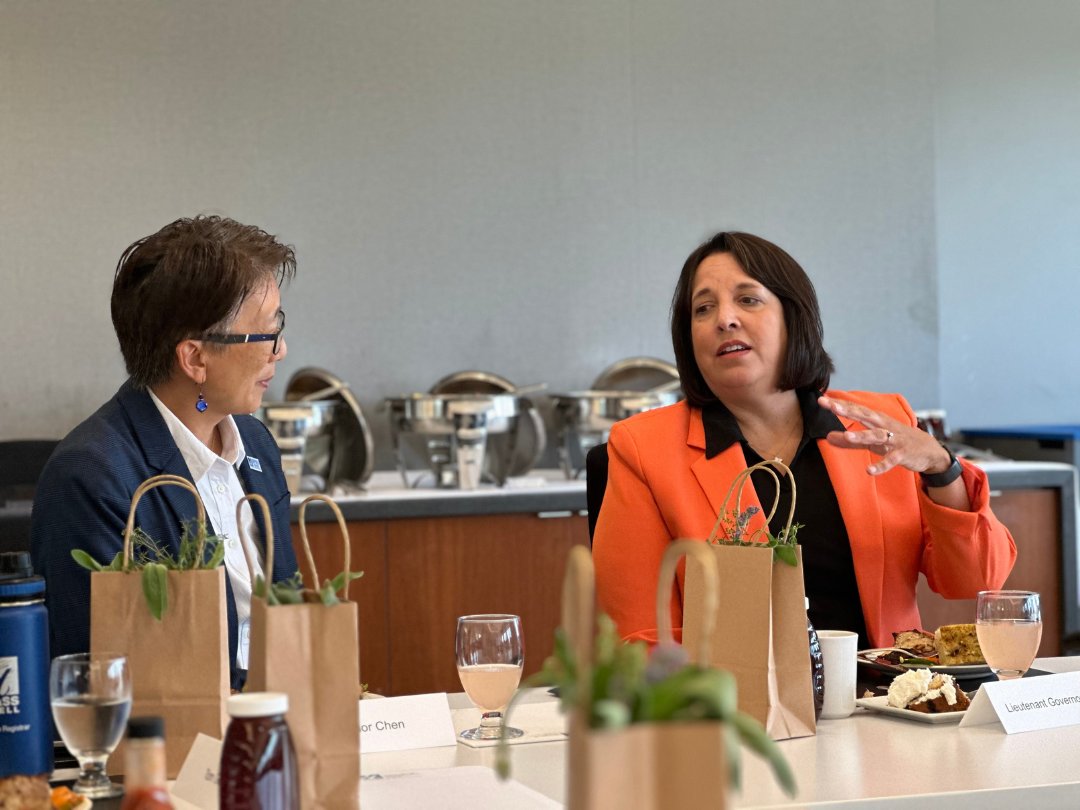 SustainableUML's tweet image. .@UMassLowell hosted @MassLtGov, @nationalgrid&apos;s CEO John Pettigrew &amp;amp; NE Pres. Lisa Wieland, and @UMass President @MartyMeehan. They enjoyed a locally sourced lunch while discussing our partnerships. They also toured UML&apos;s #energy labs, showcasing cutting-edge energy #research.