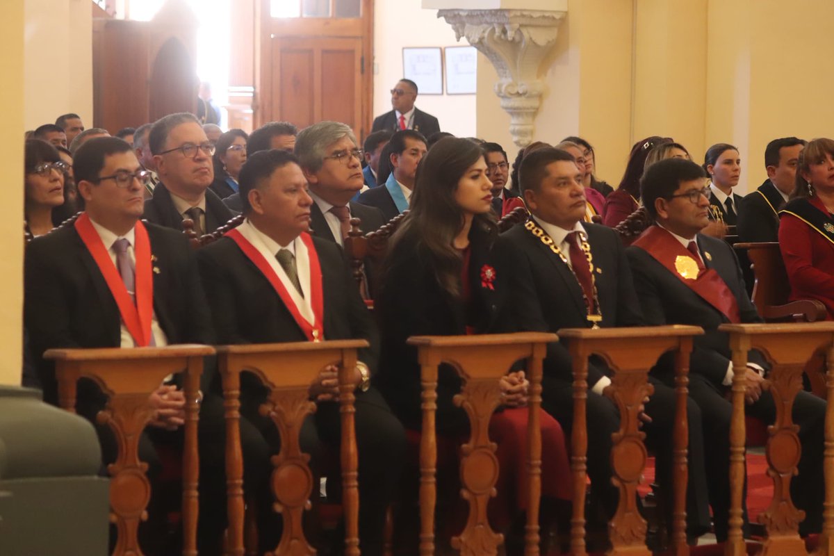 odearequipa's tweet photo. Esta mañana el Ministro Consejero Augusto Galarza Cuba, Director de @odearequipa, participó en la Misa y Te Deum por el 484 Aniversario de la fundación española de Arequipa, presidida por Mons. Javier Del Río Alba, Arzobispo de Arequipa.
#Arequipa
#484Aniversario https://t.co/98Pkf5b0nc