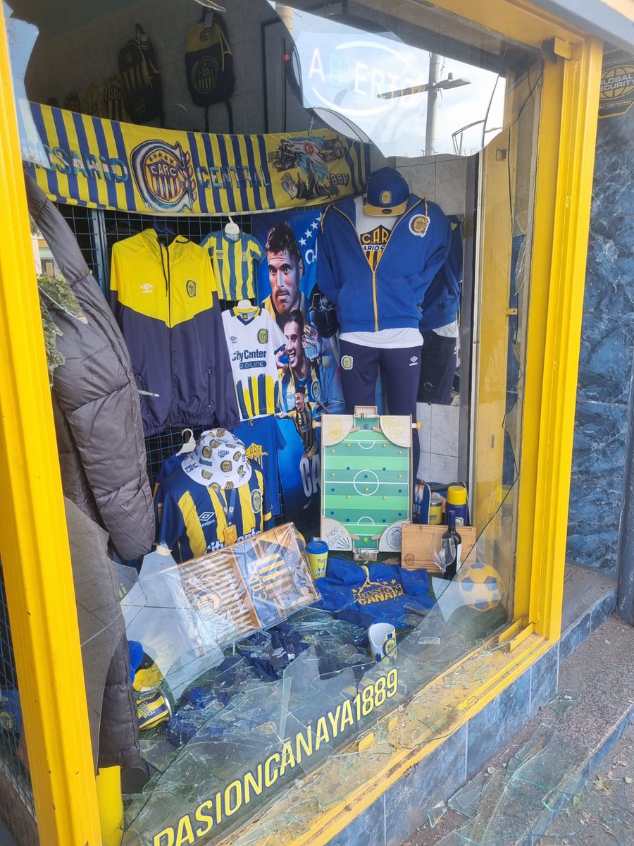 En las primeras horas de esta tarde, un grupo de resentidos culos rotos, apedreo y rompió la vidriera del local de nuestros amigos de PasionCanaya. Desde acá repudiamos dicho ataque y estamos a su completa disposición para todo lo que necesite.

Se agradece RT