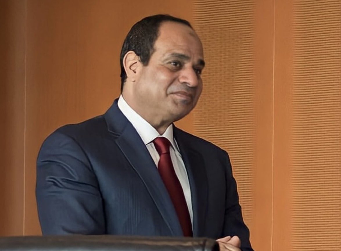 سيادة الرئيس #عبدالفتاح_السيسي 

إن اختلف معي نصف سكان الكرة الارضية
فلن اكون الا صادقا معكم 

فرحنا وشعرنا بالأمن والأمان سنوات طويلة بين مجموعات مختلفة من البنية التحية والعديد من الافدنة الزراعية جعلتنا وقتها نشعر بالفخر والعزة.

للأسف نقطتان جعلت معظمنا يتردد فى ثقته وحبه