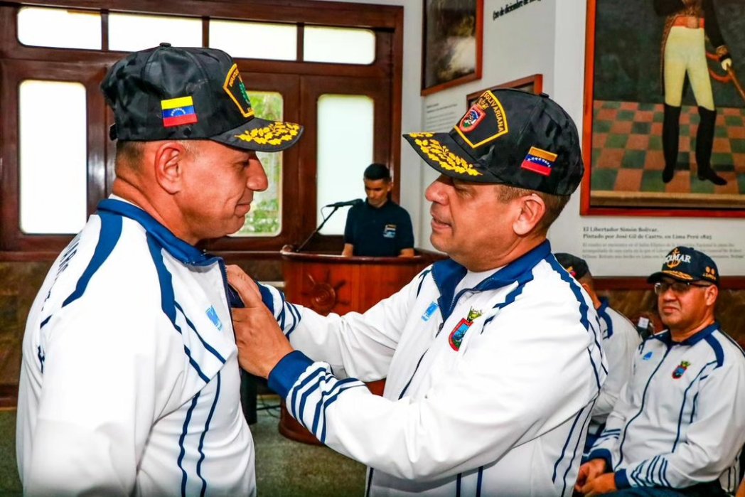 Desde el Salón Simón Bolívar del Complejo Naval "CN Antonio Picardi" el Cmdte General de la <a href="/ArmadaFANBVzla/">Armada_ve</a> Alm Neil Villamizar Sánchez, presidió acto de imposición de la Medalla Naval Mérito Deportivo en su Tercera clase, al Equipo de Fútbol del Componente Naval. #FANB