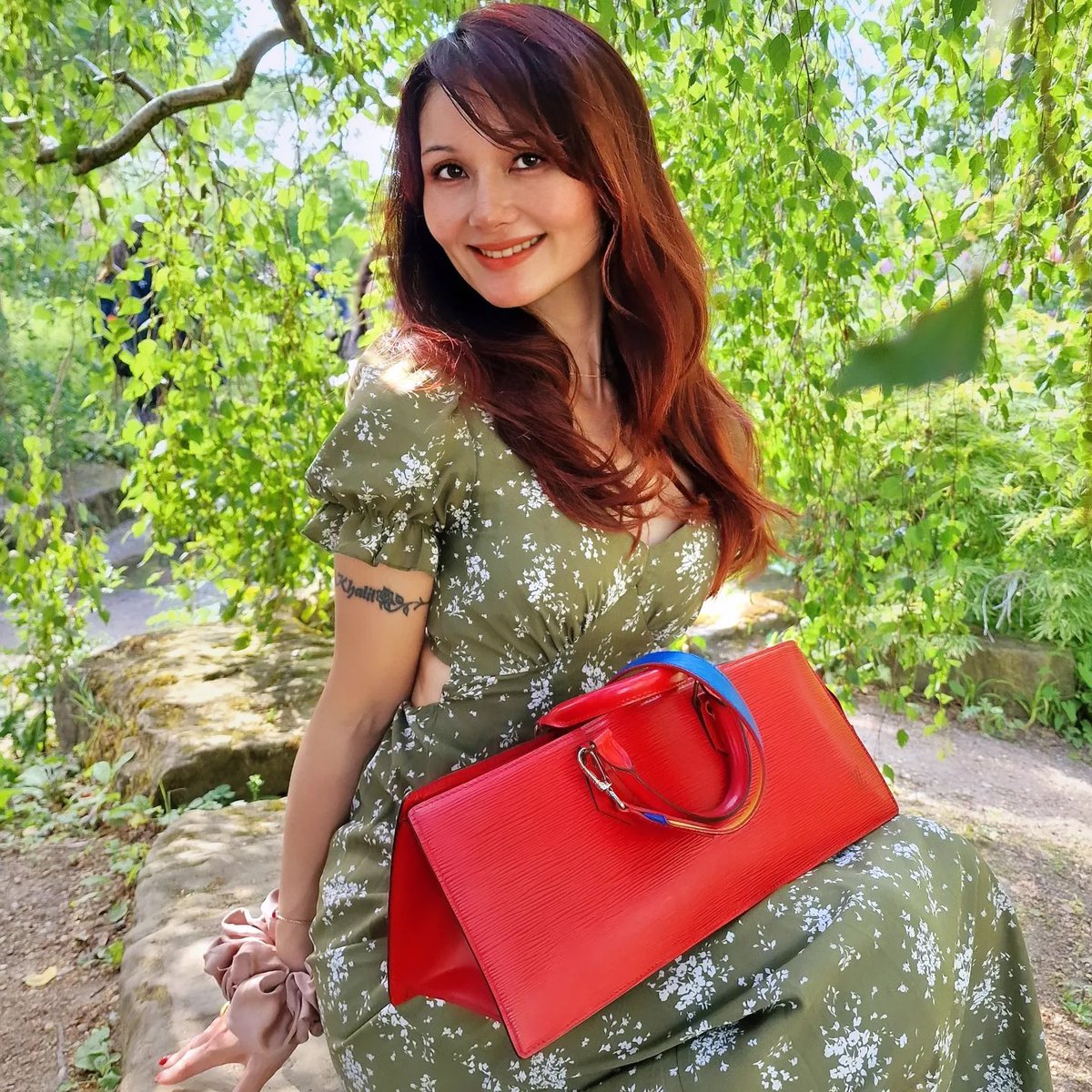 OrcusSand12345's tweet photo. I fell in love with this vintage baby sac triangle Louis Vuitton ❤️❤️❤️ gifting myself for doing gardening so hard😄😆❤️♥️🪴🌱 庭の手入れ頑張ったご褒美❤️🌷🪴♥️🌱🌹ヴィンテージのサックトライアングル　#ルイ・ヴィトン🌹❤️🤭　#LouisVuitton #vintage #love #roses #gardening #庭 https://t.co/2eBLAwGYBu