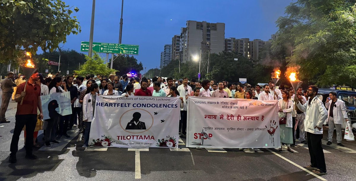 drkalyann's tweet photo. On the roads for our dear sister!

#JusticeForMoumita 
#BENGAL_HORROR 
#KolkataDoctorDeath 
#KolkataDoctor https://t.co/uYbnnmiPMq