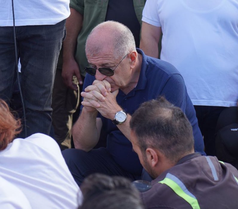 Yılmaz Dayan (@yilmazdayn) on Twitter photo Seversiniz ,sevmezsiniz <a href="/umitozdag/">Ümit Özdağ</a> dışında kimse ülkenin gerçek gündemleriyle ilgilenmiyor ve dile getirmiyor. Seversiniz ,sevmezsiniz <a href="/umitozdag/">Ümit Özdağ</a> dışında kimse ülkenin gerçek gündemleriyle ilgilenmiyor ve dile getirmiyor.